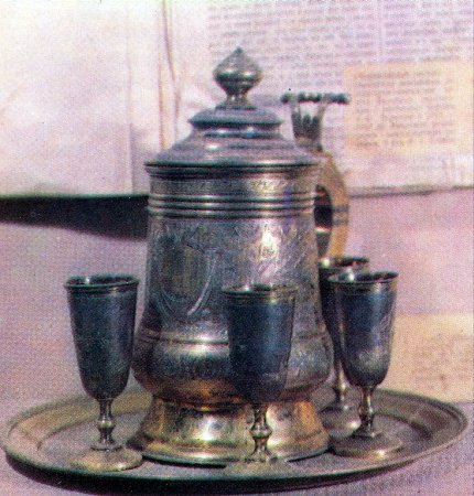 Сервиз, подаренный Л. И. Глибову жителями Чернигова.